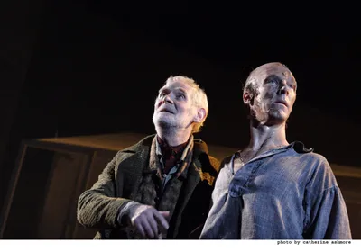 Schauspieler Jonny Lee Miller (rechts) mit einer unbekannter Schauspielerin  während der Dreharbeiten zu einer Szene aus seinem neuen Film Trainspotting  2 die in Edinburgh gefilmt wird Stockfotografie - Alamy