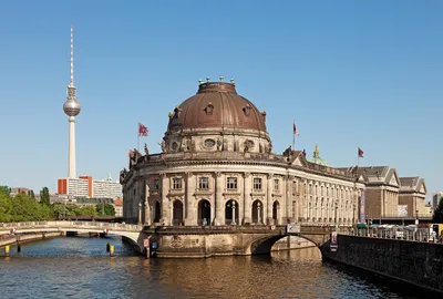 File:Berlin Museumsinsel Fernsehturm.jpg - Wikipedia