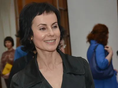 56-летнюю Ирину Апексимову застукали за поцелуями с известным артистом -  Экспресс газета