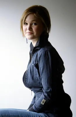Here are some photos of actress Julia Stiles. | Julia stiles, Actress  photos, Fashion