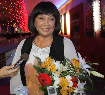 83-летняя Лариса Лужина отпраздновала день рождения с молодыми красавцами -  Экспресс газета