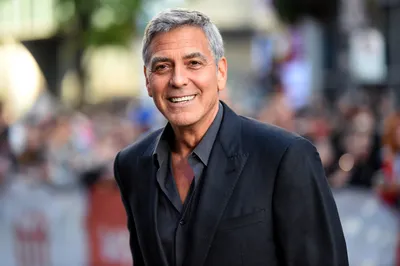 Джордж Клуни пришел на премьеру с молодой женой, а Джулия Робертс — в  кастомном Alexander McQueen | WMJ.ru