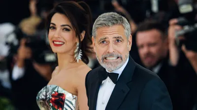 Джордж Клуни с густой бородой бредёт среди льдов под полночным небом |  Пикабу