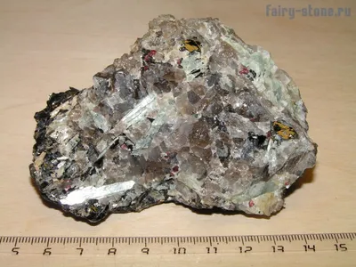 Кианит (голубой), гранат (красный), биотит (чёрный), дымчатый кварц  (прозрачный) | Fairy-Stone