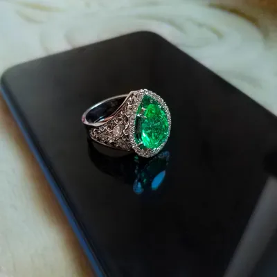 Золотой перстень с изумрудом и бриллиантами