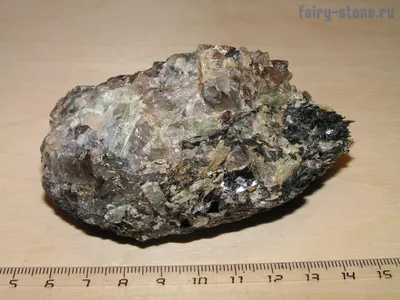 Кианит (голубой), гранат (красный), биотит (чёрный), дымчатый кварц  (прозрачный) | Fairy-Stone