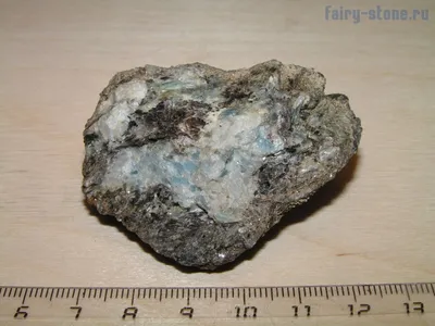 Кианит (голубой), плагиоклаз (белый), биотит (чёрный) -амфиболит |  Fairy-Stone