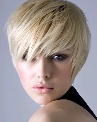 Женская градуированная стрижка на короткие волосы - YouTube | Стрижка,  Современные стрижки, Стрижки на короткие волосы