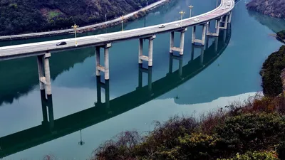 Мост над водой вдоль реки в Китае