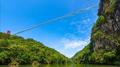 В Китае открыли самый длинный в мире стеклянный подвесной мост. Он на  высоте 201 метр над рекой