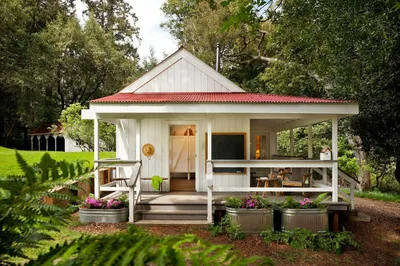 Красивый дачный домик с террасой - 69 фото