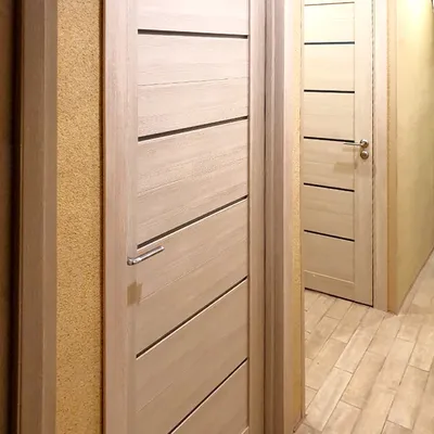 Двери цвета капучино в интерьере - 55 фото