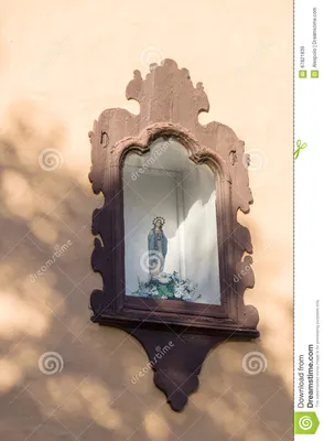 Ниша в стене с религиозной скульптурой Стоковое Изображение - изображение  насчитывающей цветки, католическо: 67821839