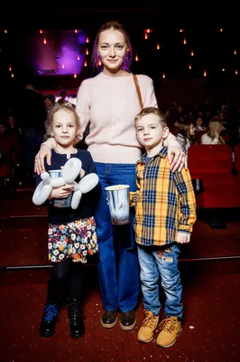 Веселая семейка»: Екатерина Вилкова порадовала поклонников редким фото с  мужем и детьми - KP.RU