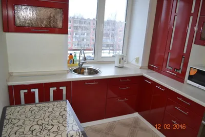 Дизайн кухни в красных тонах фото