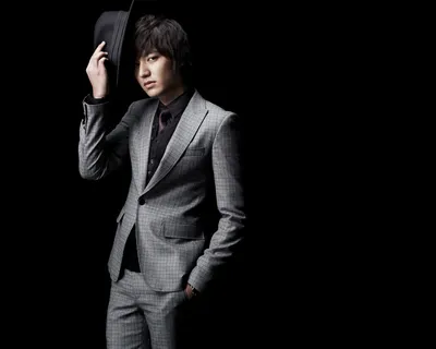 Обои на рабочий стол Lee Min Ho / Ли Мин Хо южнокорейский актер, одетый в  серый костюм, со шляпой в руке, обои для рабочего стола, скачать обои, обои  бесплатно