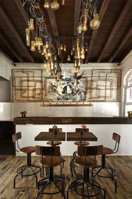 Элегантный и светлый дизайн интерьера кафе-бара