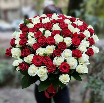 Купить 41 белую кустовую розу в коробке по доступной цене с доставкой в  Москве и области в интернет-магазине Город Букетов