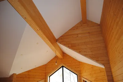 Натяжные потолки в деревянном доме: преимущества и недостатки, выбор и  монтаж конструкции