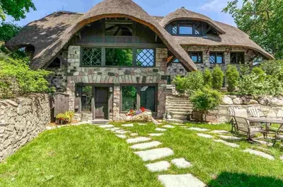 Взгляните на этот необычный дом с соломенной крышей за $4 500 000. Откуда  такая цена?