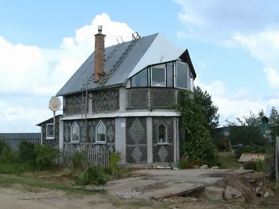 Видео: Житель Смоленска построил дом из стеклянных бутылок и металла