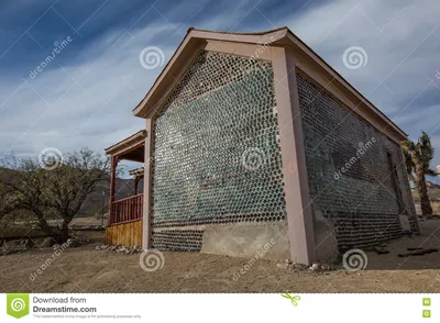 Дом стеклянной стены в город-привидении риолита Стоковое Фото - изображение  насчитывающей строя, стекло: 71377732