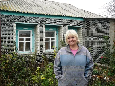 Украинка утеплила дом тысячами бутылок: Дом: Среда обитания: Lenta.ru