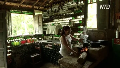 Сделай сам»: бразильянка построила дом из 10 тысяч стеклянных бутылок —  Новости мира сегодня NTDНовости мира сегодня NTD