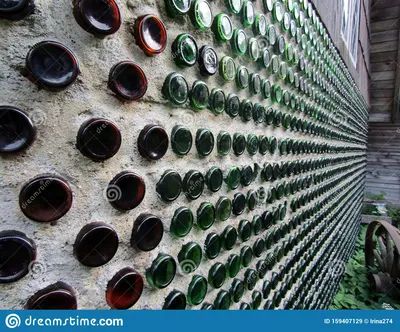 Уникальная стена из стеклянных бутылок Стоковое Изображение - изображение  насчитывающей рециркулировать, ясность: 159407129