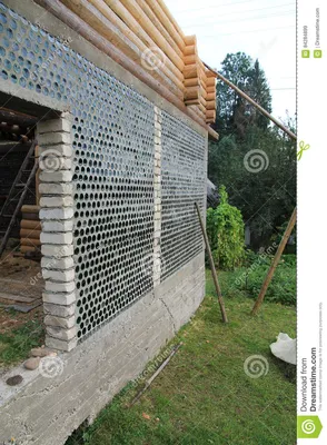 Стены дома сделаны из бутылок Стоковое Изображение - изображение  насчитывающей напитка, конспектов: 84284899