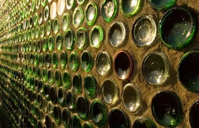 Больше тысячи бутылок: южноуральский пенсионер устроил во дворе дома музей  стеклотары