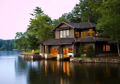 Деревянный дом на берегу озера - 70 фото