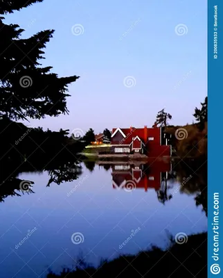 Большой деревенский дом на берегу озера с множеством открытых пространств |  Lake houses exterior, Lake house rules, Rustic lake houses