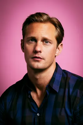 Обои песок, море, пляж, солнце, джинсы, мужчина, рубашка, фотосессия,  Alexander Skarsgard, Александр Скарсгард картинки на рабочий стол, раздел  мужчины - скачать