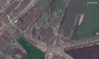 РФ стягивает новые эшелоны техники к границе Украины – спутниковые снимки