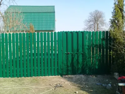 Зелёные забор из евроштакетника в Москве. Установка под ключ