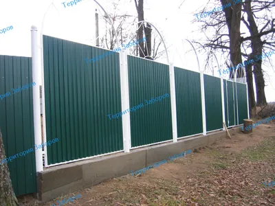 Забор из листов профнастила с выделенными металлическими столбами под ключ  в Москве по цене 1 678 руб. п/м