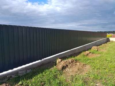 Забор из зеленого профнастила на фундаменте 1,6x47 м от 47 300 р. —  производство и установка заборов в Москве в компании «Русские заборы».