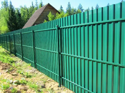Забор из зеленого окрашенного с двух сторон профлиста С10 для дома в  Кургане - Знатные Заборы