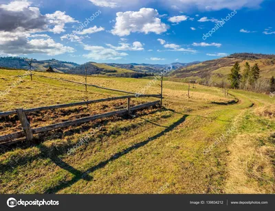 Деревянный забор на склоне холма стоковое фото ©pellinni 139834212