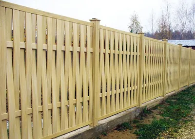 Забор из деревянных досок - деревянный забор из необрезной доски