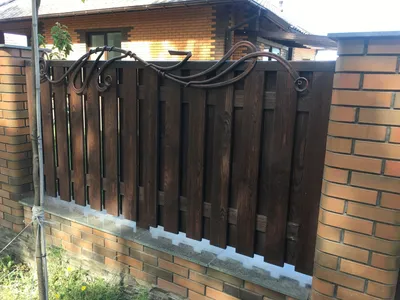 Забор деревянный с ковкой | Забор своими руками, Дизайн ограды, Деревянный  забор
