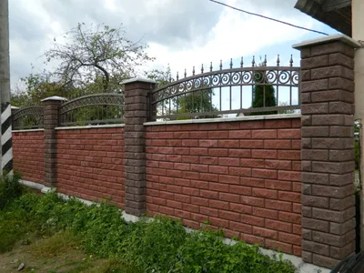 Забор-жалюзи цвета графит со столбами из красного кирпича купить цена от  4460 руб. с установкой