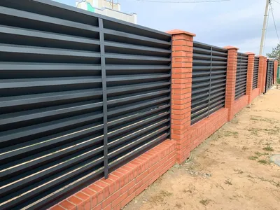 Забор-жалюзи цвета графит со столбами из красного кирпича купить цена от  4460 руб. с установкой