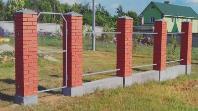 Забор с кирпичными столбами соломенный цвет‣ OsnovaZabor.ru