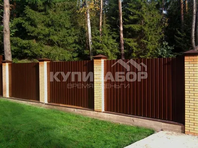 Забор из кирпича и дерева на фундаменте для коттеджа от 70 000 р. —  производство и установка заборов в Москве в компании «Русские заборы»