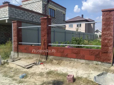 Забор комбинированный с кирпичными столбами ‣ OsnovaZabor.ru