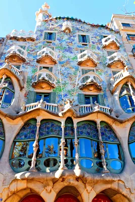 Радужная» архитектура арт-нуво: Самые известные здания Антонио Гауди как  проявления его гения