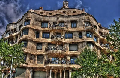 Архитектура жилого дома в стиле Gaudi Barcelona Редакционное Фото -  изображение насчитывающей облако, загорано: 213880431
