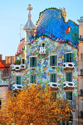 Известная архитектура в Барселоне сделала Gaudi Редакционное Фото -  изображение насчитывающей деталь, цветасто: 137669736